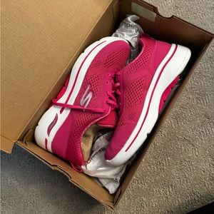 Sketchers Go Walk Arch Fit 7.5 EUC Worn inside only. Hot pink!